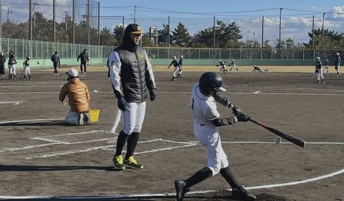 阪神　佐藤輝明が少年野球教室参加で特大飛球を連発「オフはウエートをガッツリやっています」
