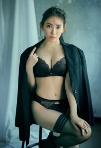 【モデル】ナイスなバディ！元AKB48小嶋陽菜（34）、魅惑のランジェリー姿で大胆美ボディ披露！