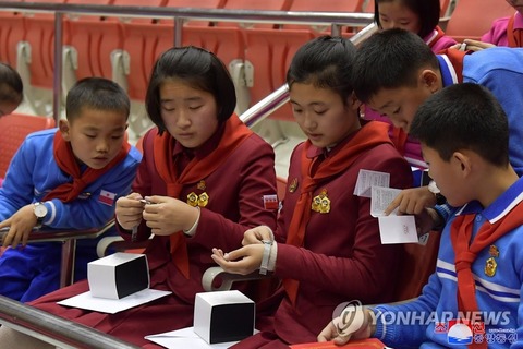 【北朝鮮】金正恩氏、少年団代表たちに日本の腕時計「セイコー(ALBA)」をプレゼント…少年たちは喜びに満ちあふれる