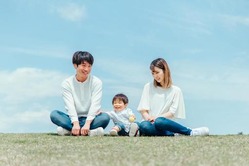 【急激に減る出生数】夫婦が理想の人数の子どもを持たない理由の最多「子育てや教育にお金がかかりすぎるから」