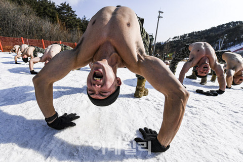 【ワウコリア】”韓国1％”海兵隊捜索隊、体感温度マイナス20度極寒の中で「裸訓練」