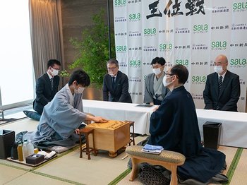 藤井聡太王将 世紀の対決で“レジェンド”羽生九段に先勝！ 王将戦初防衛へ好発進