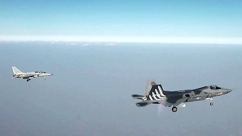 【中央日報】韓国型超音速戦闘機「ＫＦ－２１」３号機、初飛行に成功…「３７分飛んだ」