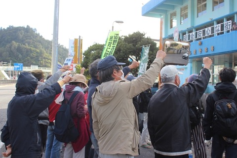 【パヨク】辺野古基地に抗議の男性が警官を殴打、逮捕→市民ら６０人が警察署前に集まり釈放を求める騒ぎに