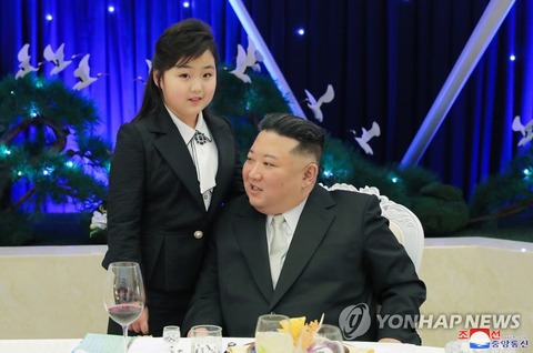 【北朝鮮】金正恩氏、建軍節に娘を連れ人民軍の宿舎訪問
