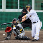 【阪神】ドラ１森下翔太へ岡田監督“愛のダメだし”「離れすぎ…外はちょっと届かんかもよ」