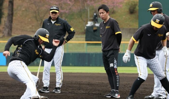 阪神　岡田監督「小幡、勝手に入ってきよったなあ。足速いと思とんかなあ、自分なりに（笑い）」赤星臨時コーチの個別指導に