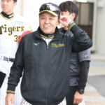 【阪神】岡田彰布監督、入れ替えについて「（コーチ陣に）待って下さいって今言われたよ。そんな、待てへんけどな」