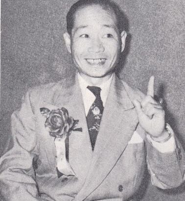 昭和18年、当時人気の落語家だった「昔々亭桃太郎」は召集され、満州で軍務についた