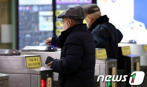 【AFP】韓国政府とソウル市が激しく対立…「高齢者の地下鉄無料」どっちが赤字補てん