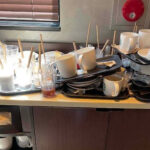 【集団知性？】山積みの韓国スタバ食器返却台…写真を投稿した従業員に批判殺到