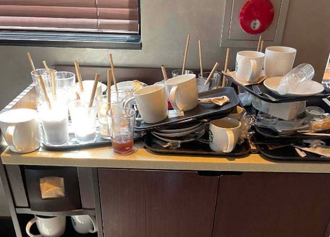 【集団知性？】山積みの韓国スタバ食器返却台…写真を投稿した従業員に批判殺到