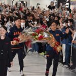 侍ジャパン凱旋帰国、成田空港にファン1200人!! 「おかえり」「ありがとう」歓声やまず