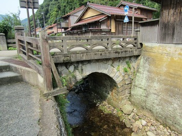 【速報】女性、世界遺産で記念撮影しようとしたら柵が折れて4m下の川に転落　→死亡