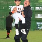 【画像】巨人・原監督、アーリーワークで野球少年を”胴上げ”する