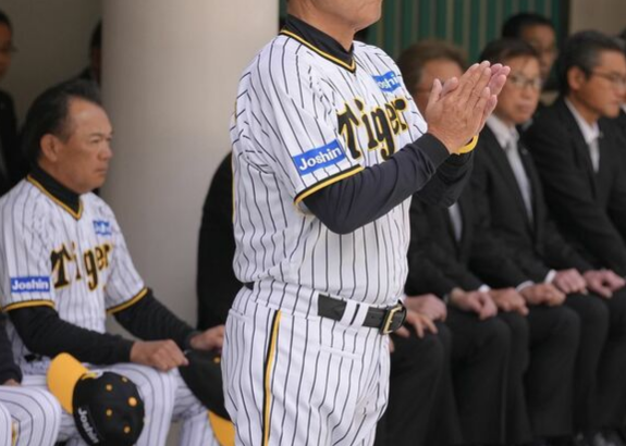 岡田阪神、脱帽して神社で祈願