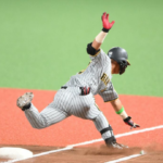 【阪神】前川のプロ初打席は投ゴロ　一塁で相手選手と交錯して転倒するハプニング