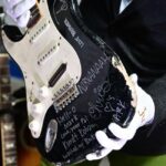 夭逝した伝説的歌手が破壊したエレキギター8000万円超で落札！