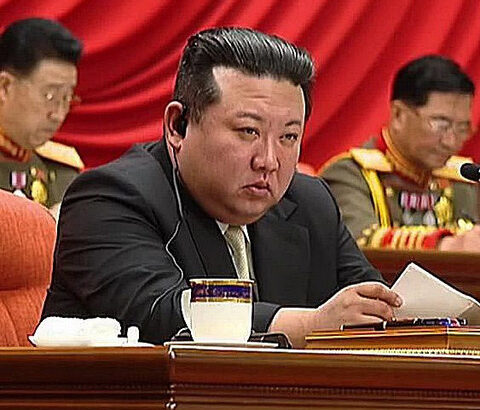 北朝鮮衛星打ち上げ失敗後に初めて姿を現した金正恩氏顔がむくんで大きな吹き出物目の下にはクマ