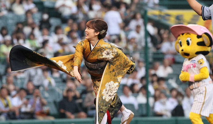 阪神　丘みどり始球式に登場　ワンバウンド送球で「確実に紅白よりも緊張しました」と笑顔