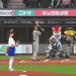 小倉優子が始球式で「やっ！」と雄たけび投法　きつね耳、しっぽ着用にファンどよめく