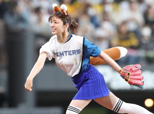 小倉優子が始球式、ボークで空振り誘う　キツネ耳としっぽを着けてマウンド登場