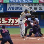 阪神ヒヤリ…近本光司が右脇腹付近をかすめる死球を受け、球場騒然