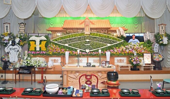 元阪神　横田慎太郎さん通夜営まれる　祭壇は野球場　同期入団の梅野らから多くの花届く　「甲子園でホームランを打つ！」直筆色紙も