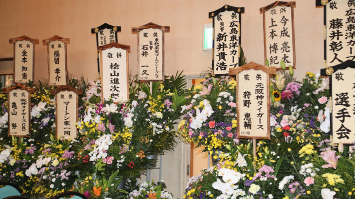 元阪神マット・マートンさん、脳腫瘍で亡くなった橫田氏の葬儀に献花する