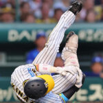 【阪神】木浪聖也ヒヤリ…バウアーの148キロ強振で自打球が左膝付近直撃、しばらく動けず