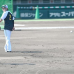 巨人・高梨が阪神・近本＆岡田監督に“謝罪”　練習中に歩み寄って言葉を交わす