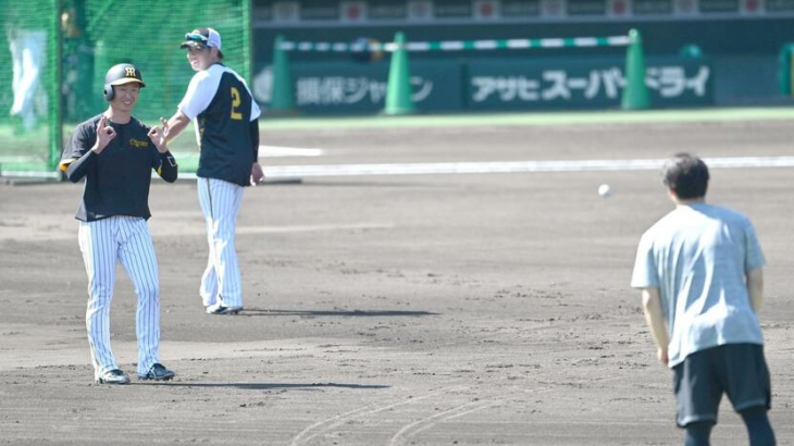 巨人・高梨が阪神・近本＆岡田監督に“謝罪”　練習中に歩み寄って言葉を交わす