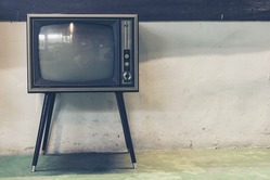 【悲報】一人暮らしワイ、テレビの有無で悩む…