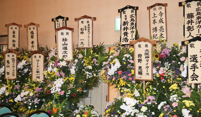 元阪神マット・マートンさん、脳腫瘍で亡くなった橫田氏の葬儀に献花する
