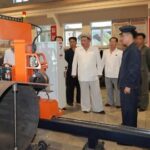 【北朝鮮】金正恩氏が軍需工場を視察、銃を撃つ場面の写真も