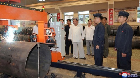 【北朝鮮】金正恩氏が軍需工場を視察、銃を撃つ場面の写真も