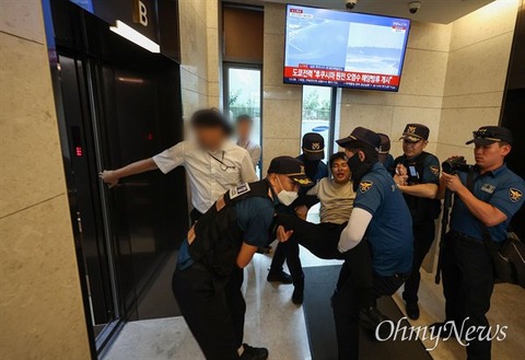 【無知な馬鹿】「海はゴミ箱かー！」日本大使館から排除される韓国大学生16人