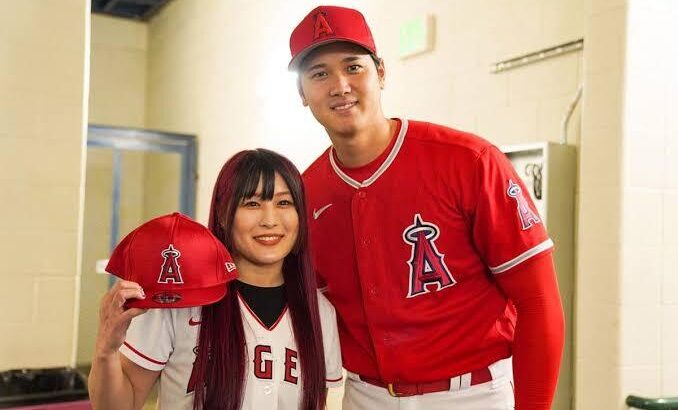 【悲報】大谷翔平さん、年上お姉さんと写真を撮りニヤけてしまうｗｗｗｗｗｗｗｗｗｗｗ