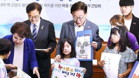 韓国野党、８歳の児童立たせ「汚染水反対」…与党「扇動に子どもを利用」