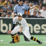【阪神】佐藤輝がトンネルに悪送球　「イップス？」「投手はたまらん」「外野守らせた方が」チームトップの１１失策目