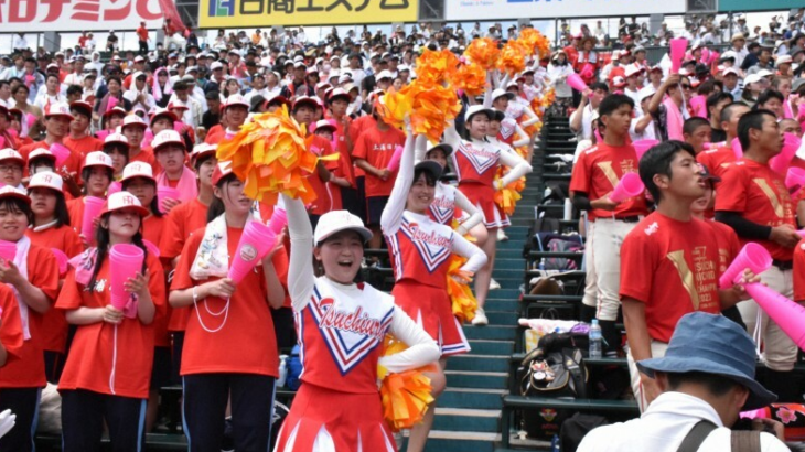 【悲報】高校野球チアリーダー「長袖なんて本当は着たくない。でも盗撮されるから仕方ない…」