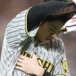 【阪神】中野ヒヤリ　メンデスのけん制球が右脇腹付近直撃で起き上がれず
