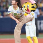 渋谷凪咲が阪神戦の始球式に登場　見事ノーバン投球でスタンドから大歓声　マウンドで飛び跳ねて大喜び