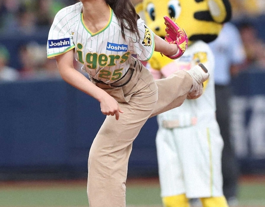 渋谷凪咲が阪神戦の始球式に登場　見事ノーバン投球でスタンドから大歓声　マウンドで飛び跳ねて大喜び