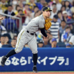 阪神・岡田監督、佐藤輝の一塁悪送球におかんむり「慌てんでもええのに」
