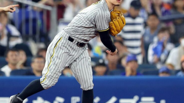 阪神・岡田監督、佐藤輝の一塁悪送球におかんむり「慌てんでもええのに」
