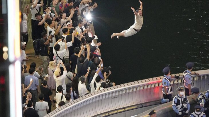 大阪市、阪神ファンが道頓堀川に飛び込んでも上がりやすいように水位を上げていた