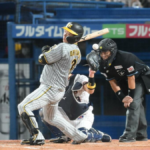 顔付近を通過するヤクルト投手の厳しい投球に阪神ファンがブーイング　小野寺、大山が慌ててよける