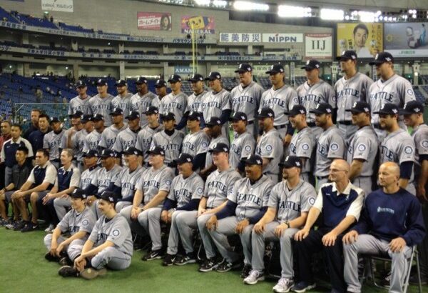 【画像】野球選手の集合写真にとんでもなく怖いものが写っとるんやが…