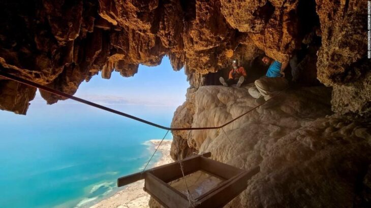 【画像】ユダヤ人が古代ローマ帝国から奪って隠した剣が発見されたイスラエルの洞窟